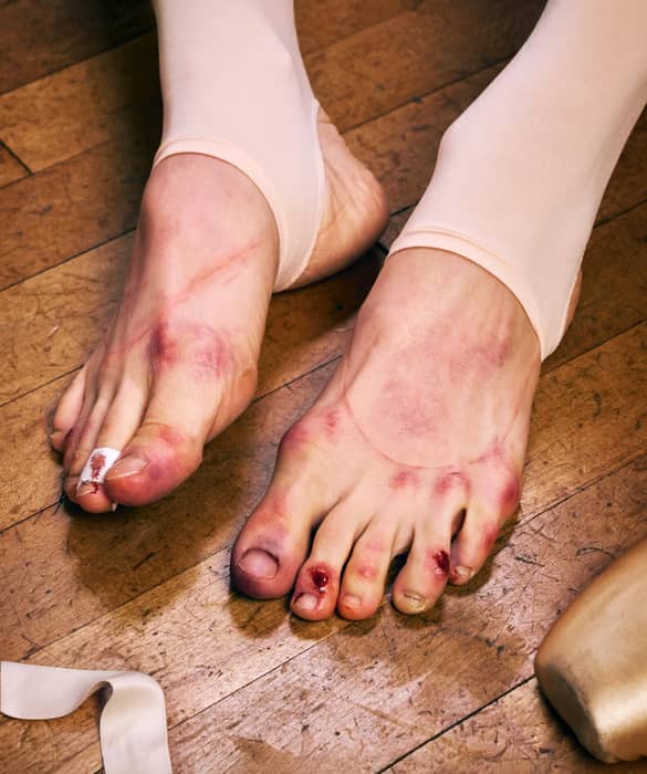 I hope no one finds this upsetting. Lovely shoot with @jimfenwick, @rolo_productions, @seriousboy1, @annabelleyb for a pharmaceutical company. Had to create ballet feet and used some of my fave products “scar”, “dried blood”, both by the legendary David Stoneman, the @kryolan bruise wheel and grease pallette. Scroll along for more gory pictures of my “foot fingers” as my sister calls them. Thanks @aimes_01